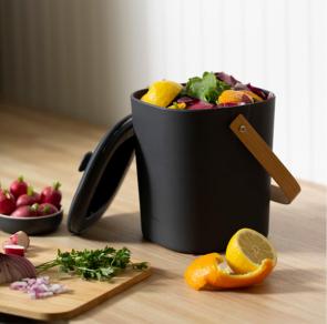 Plastic-free Compost Bucket.