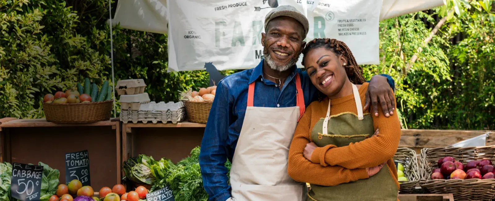 farmers market couple