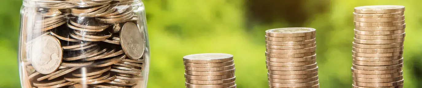 coins in a jar and in three increasing piles