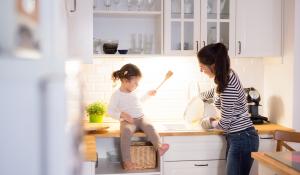 mom and daughter in kitchen (istock)