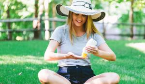 girl putting on sunblock