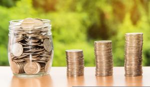 coins in a jar and in three increasing piles