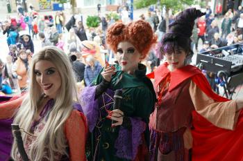 Three people dressed up as the Sanderson Sisters. Sustainable Halloween